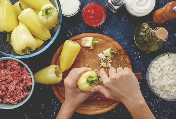 Plněné papriky s rajčatovou omáčkou