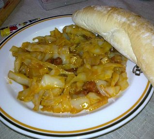 Dušené zelí se salámem