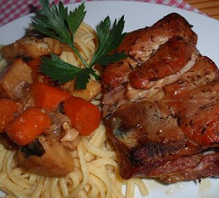 Pečené vepřové ocásky s kořenovou zeleninou