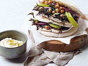 Pita s cizrnovým salátem