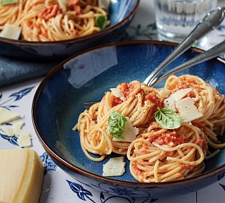 Bleskové špagety s rajčaty a burratou