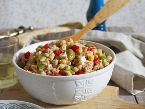 Cizrnový salát s tuňákem