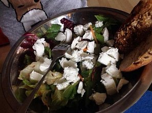 Rychlý salát s kozím sýrem