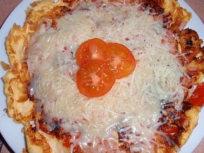 Jednoduchá rajčatová omeleta s dvojitou porcí sýru