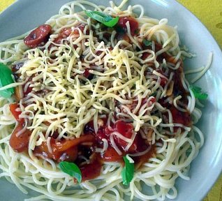 Špagety s rajčaty a bazalkou