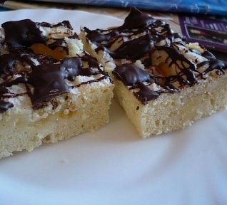 Broskvové řezy s drobenkou a čokoládou