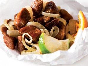 Smažené vepřové kousky s cibulí na citrusech Smažené vepřové kousky s cibulí na citrusech