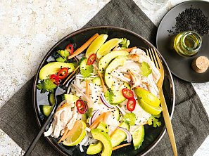 Salát z rýžových nudlí s kuřetem a avokádem