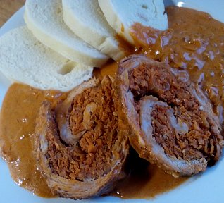 Vepřová zelná roláda s omáčkou