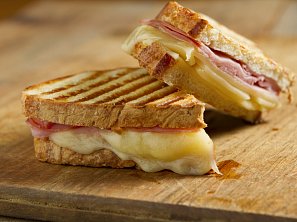 Toasty s mortadelou, sýrem a chilli