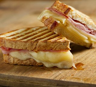 Toasty s mortadelou, sýrem a chilli