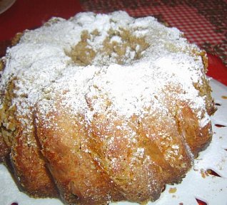 Jablková bábovka s ořechy.