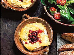 Zapečený camembert s brusinkami