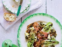 Čekankový salát s plísňovým sýrem a pršutem