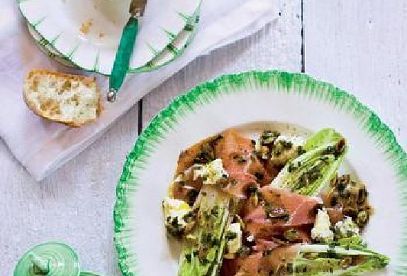Čekankový salát s plísňovým sýrem a pršutem