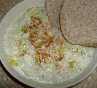 Okurkový salát s tuňákem