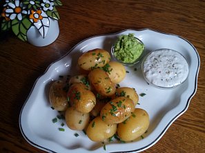 Nové brambory s česnekovým máslem a sýrovým dipem