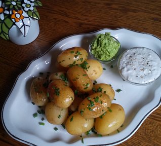 Nové brambory s česnekovým máslem a sýrovým dipem