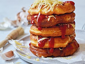 Langoše s domácím kečupem, sýrem a česnekem