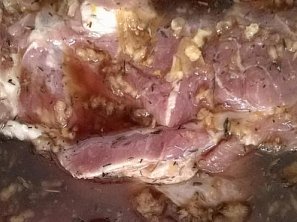 Grilované pikantní kotlety v pivní marinádě s česnekem Grilované pikantní kotlety v pivní marinádě s česnekem