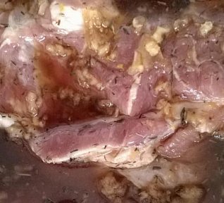 Grilované pikantní kotlety v pivní marinádě s česnekem