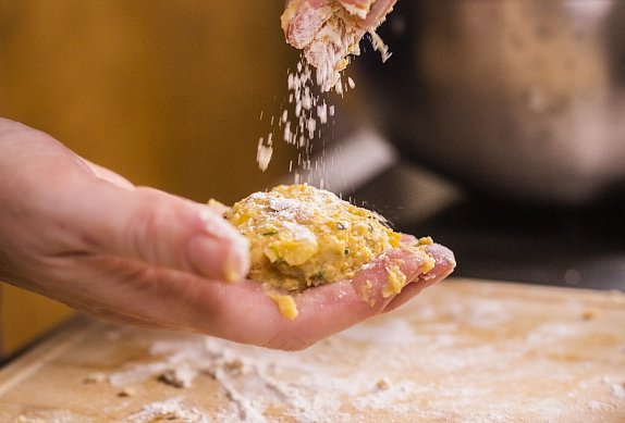 Falafel z horkovzdušné fritézy s bylinkovým dipem