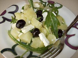 Bramborový salát s rucolou, olivami a sýrem