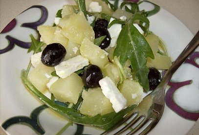 Bramborový salát s rucolou, olivami a sýrem