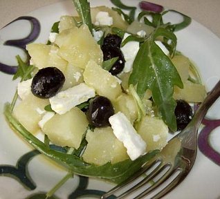 Bramborový salát s rucolou, olivami a sýrem