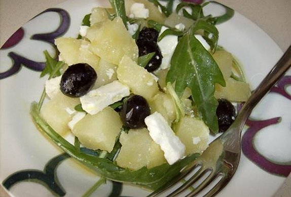Bramborový salát s rucolou, olivami a sýrem photo-0