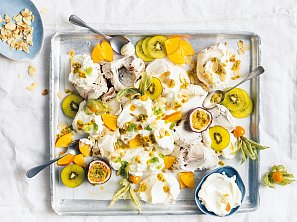 Party Pavlova s kakaem a exotickým ovocem