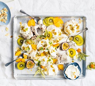 Party Pavlova s kakaem a exotickým ovocem