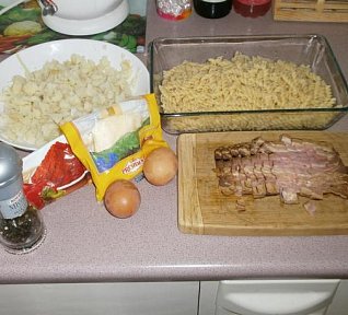 Těstoviny zapečené s květákem a slaninou