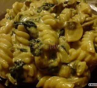 Těstoviny se špenátem a žampiony
