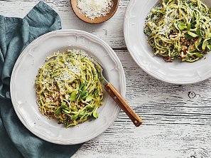 Těstoviny s piniovými oříšky a bylinkami