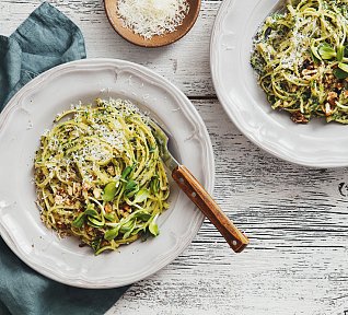 Těstoviny s piniovými oříšky a bylinkami