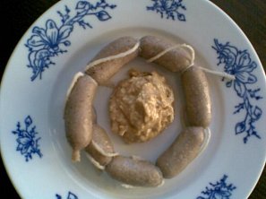 Vařená vinná klobása s křenem