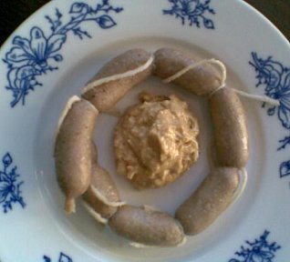 Vařená vinná klobása s křenem