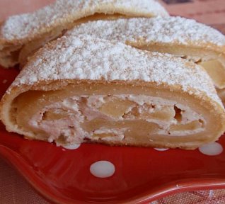 Jablečný závin s tvarohem z pomazánkového másla