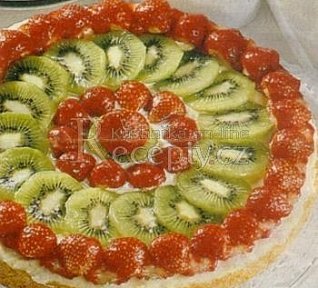 Dort s vanilkovým krémem, jahodami a kiwi