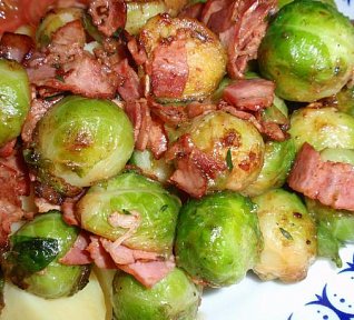 Česneková růžičková kapusta se slaninou a bylinkami