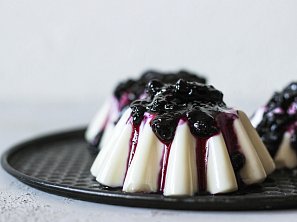 Panna cotta s borůvkovým přelivem