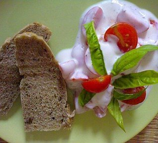 Rajčatový salát s bazalkou Institutu kompliment