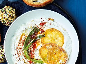 Pomazánka ze sýra feta a pečených cibulek