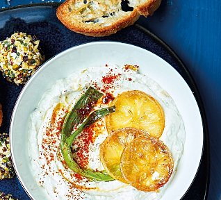 Pomazánka ze sýra feta a pečených cibulek