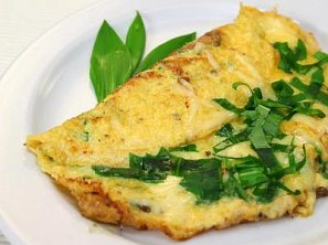 Vaječná omeleta s medvědím česnekem Vaječná omeleta s medvědím česnekem