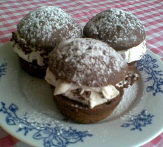 Čokoládové muffiny se šlehačkou Čokoládové muffiny se šlehačkou