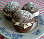 Čokoládové muffiny se šlehačkou