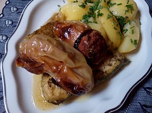Plněné papriky na cuketách (lilku) - pečené Plněné papriky na cuketách (lilku) - pečené