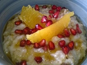 Ovesná kaše s granátovým jablíčkem a javorovým sirupem